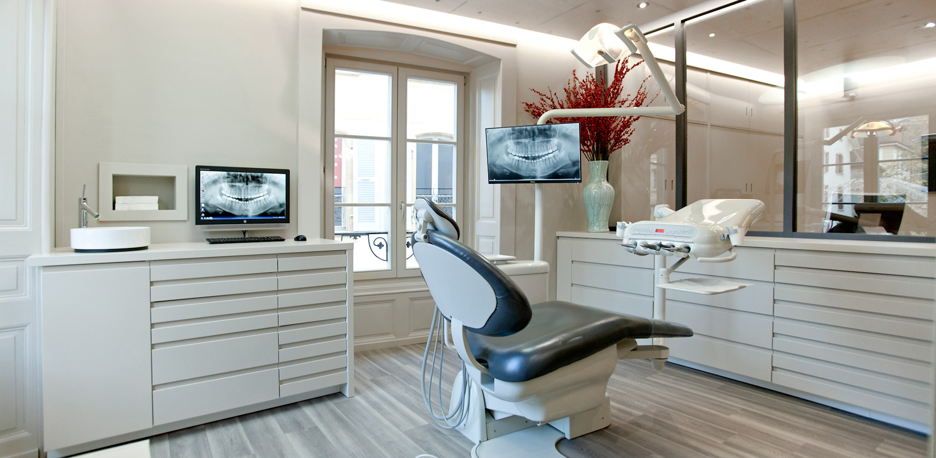 salle de traitement orthodontique moderne avec fauteuil au cabinet des halles