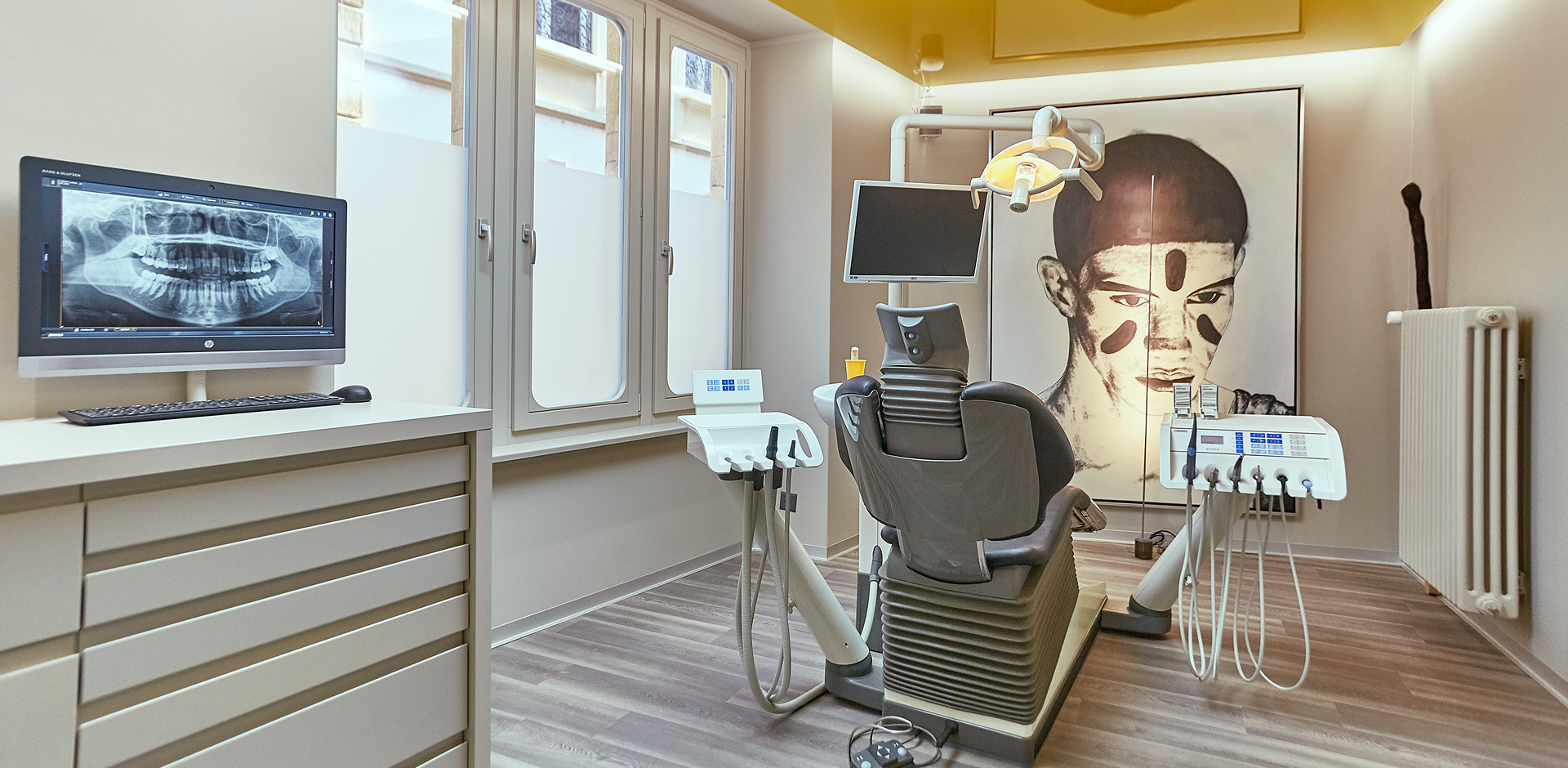 fauteuil de soins dentaires et équipement moderne dans le cabinet des Halles Neuchatel