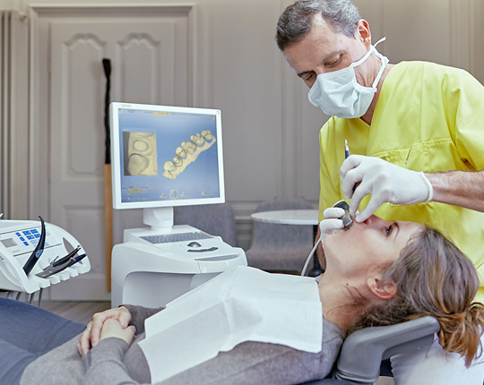 le Dr. Veuve, dentiste à Neuchatel, soigne les dents d'une patiente au fauteuil